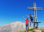 04 Alla croce di vetta di Cima Grem (2049 m)